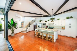 ثلاجة، ميكروويف، فرن، موقد طهي مسطح