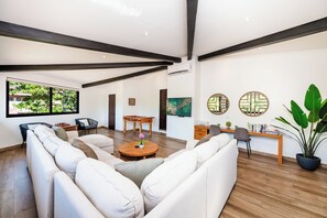 Smart TV, foosball, printers - Casa Redonda 1 minute walk from the beach!  In the Center of Tamarindo! (Tamarindo)