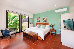 5 bedrooms, in-room safe, desk, iron/ironing board - Casa Redonda 1 minute walk from the beach!  In the Center of Tamarindo! (Tamarindo)