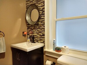Combined shower/tub, hair dryer, towels, soap - Family home in the Elmwood Village (Buffalo)