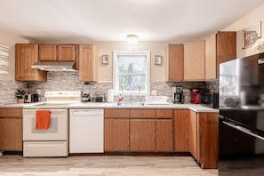 Coffee/tea maker, fridge, microwave, oven - Hot tub+85` theater+Pool table+2 large decks (Cresco)