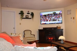 Smart TV, fireplace, stereo - Hot tub+85` theater+Pool table+2 large decks (Cresco)