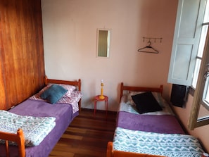 Habitación básica con 2 camas individuales | Wifi gratis