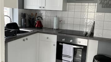 Een koelkast, een microgolfoven, een oven, een kookplaat