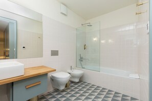 Vasca, asciugacapelli, asciugamani, shampoo