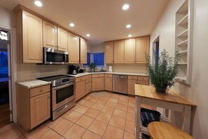 KĂŒhlschrank, Mikrowelle, Ofen, Herdplatte