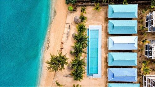 Asante Sana Beach Cottages - Deluxe Beachfront Cottage 