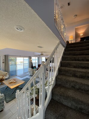 Smart-TV, peis, bøker og kontorer