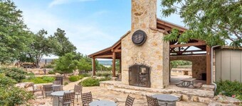 Beautifully REMODELED villa in the hollows/lake Travis/ quartz countertops, etc