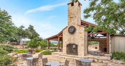 Beautifully REMODELED villa in the hollows/lake Travis/ quartz countertops, etc