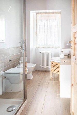 Een douche,  milieuvriendelijk toiletgerief, een haardroger, een bidet