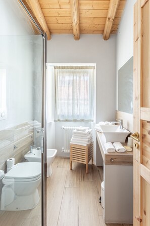 Dusche, umweltfreundliche Kosmetikartikel, Haartrockner, Bidet