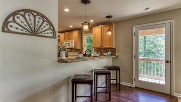 Panoramic Cabin, 4 Bedrooms, Mountain View | Private kitchen | Full-size fridge, microwave, oven, stovetop