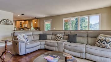 Panoramic Cabin, 4 Bedrooms, Mountain View | Living room | 55-inch Smart TV with digital channels, TV