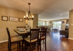 Panoramic Cabin, 4 Bedrooms, Mountain View | Dining room - Deer & Doe by HoneyBearCabins (Sevierville)