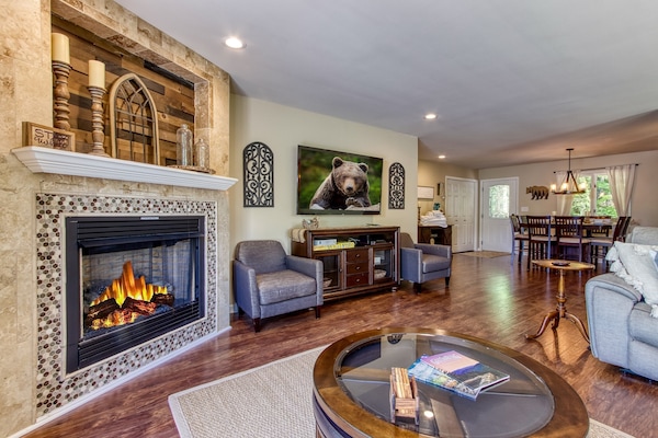 Panoramic Cabin, 4 Bedrooms, Mountain View | Living room | 55-inch Smart TV with digital channels, TV