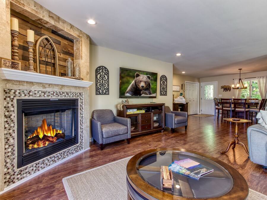 Panoramic-Ferienhütte, 4 Schlafzimmer, Bergblick | Wohnzimmer | 55-Zoll-Smart-TV mit Digitalempfang, Fernseher