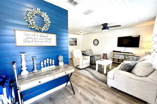 New King Mattress ~ Gulf Oriented, Comfortable, Close to the Beach ~ Pool