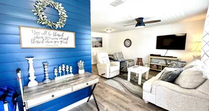 New King Mattress ~ Gulf Oriented, Comfortable, Close to the Beach ~ Pool