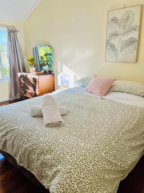 2 sovrum och strykjärn/strykbräda