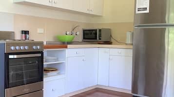 Refrigerador, microondas, horno y tetera eléctrica