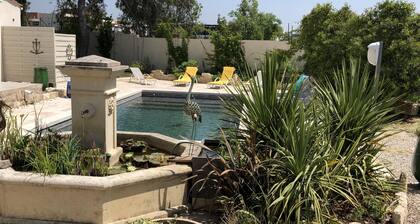 Se ressourcer; grande maison (6-8 personnes) avec piscine dans un parc arboré.
