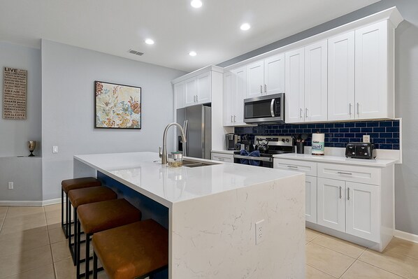 Réfrigérateur, four à micro-ondes, un four, surface de cuisson