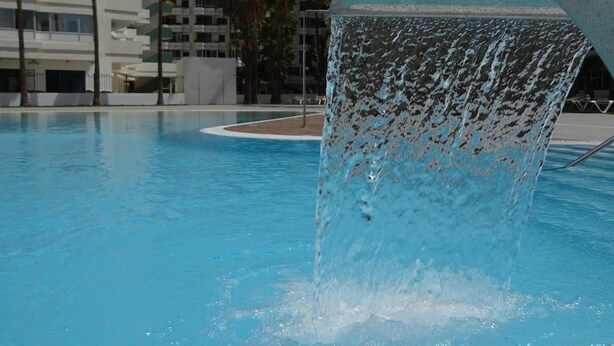 Ein Schwimmbecken mit Wasserspiel.