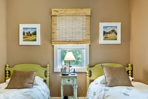 4 bedrooms, in-room safe, desk, iron/ironing board