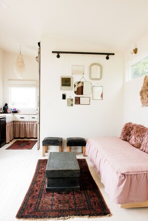 1 bedroom, iron/ironing board, free WiFi, bed sheets - Seen in 250 Articles ★ Close to Town ★ Lux Bed & Linens ★ Private ★ The Eisley (Round Top)