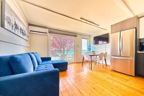 Smart TV, books - Suite 216: Beautiful 2-Bedroom Beachfront Suite (Wainfleet)