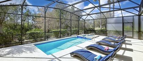 Piscine extérieure, piscine chauffée, chaises longues