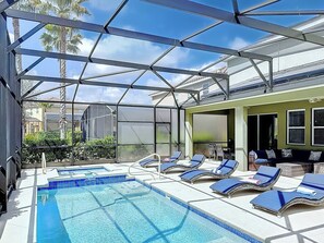 Piscina all'aperto, una piscina riscaldata, lettini