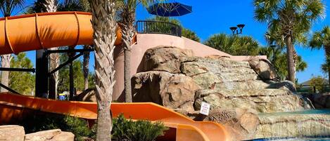 Piscine extérieure, piscine chauffée, chaises longues