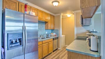 Réfrigérateur, micro-ondes, plaque de cuisson, lave-vaisselle