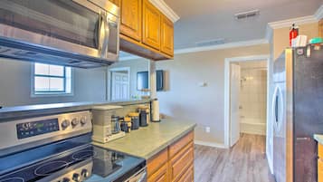 Réfrigérateur, micro-ondes, plaque de cuisson, lave-vaisselle