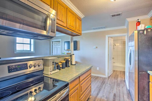 Remodeled Ranch Apt in Sanger: 12 Mi to Lake!