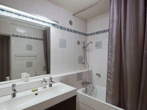 Bathtub, free toiletries, hair dryer, towels