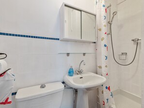 Douche, séchoir à cheveux, serviettes fournies, savon