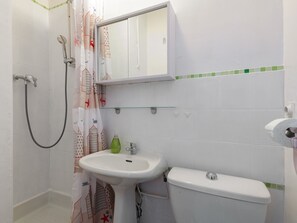 Douche, sèche-cheveux, serviettes fournies, savon