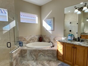 Bañera con ducha, secador de pelo, toallas, jabón