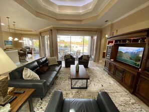 Smart TV, tavolo da ping pong, libri