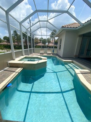 Una piscina al aire libre, una piscina climatizada