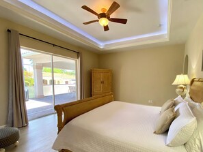 4 habitaciones, tabla de planchar con plancha y cuna de viaje 