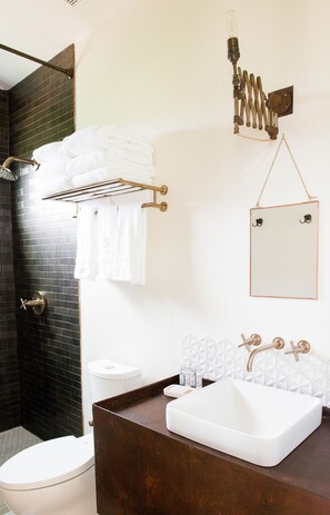 Douche, sèche-cheveux, serviettes fournies, savon