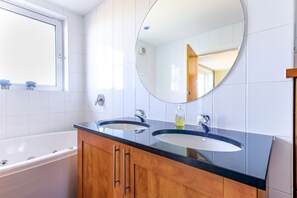 Articles de toilette (gratuits), séchoir à cheveux, serviettes fournies