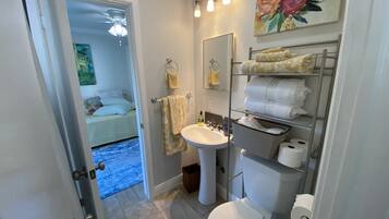 浴缸、毛巾、肥皂、洗发水