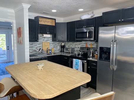 Fridge, microwave, oven, stovetop. Rock Ridge I. Private and close to everything.