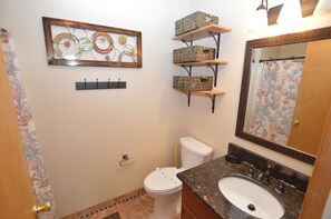 Shower, towels - Pet Friendly home in Bayberry Bluffs! (Duck)