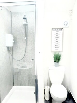 Dusche, Haartrockner, Handtücher, Seife